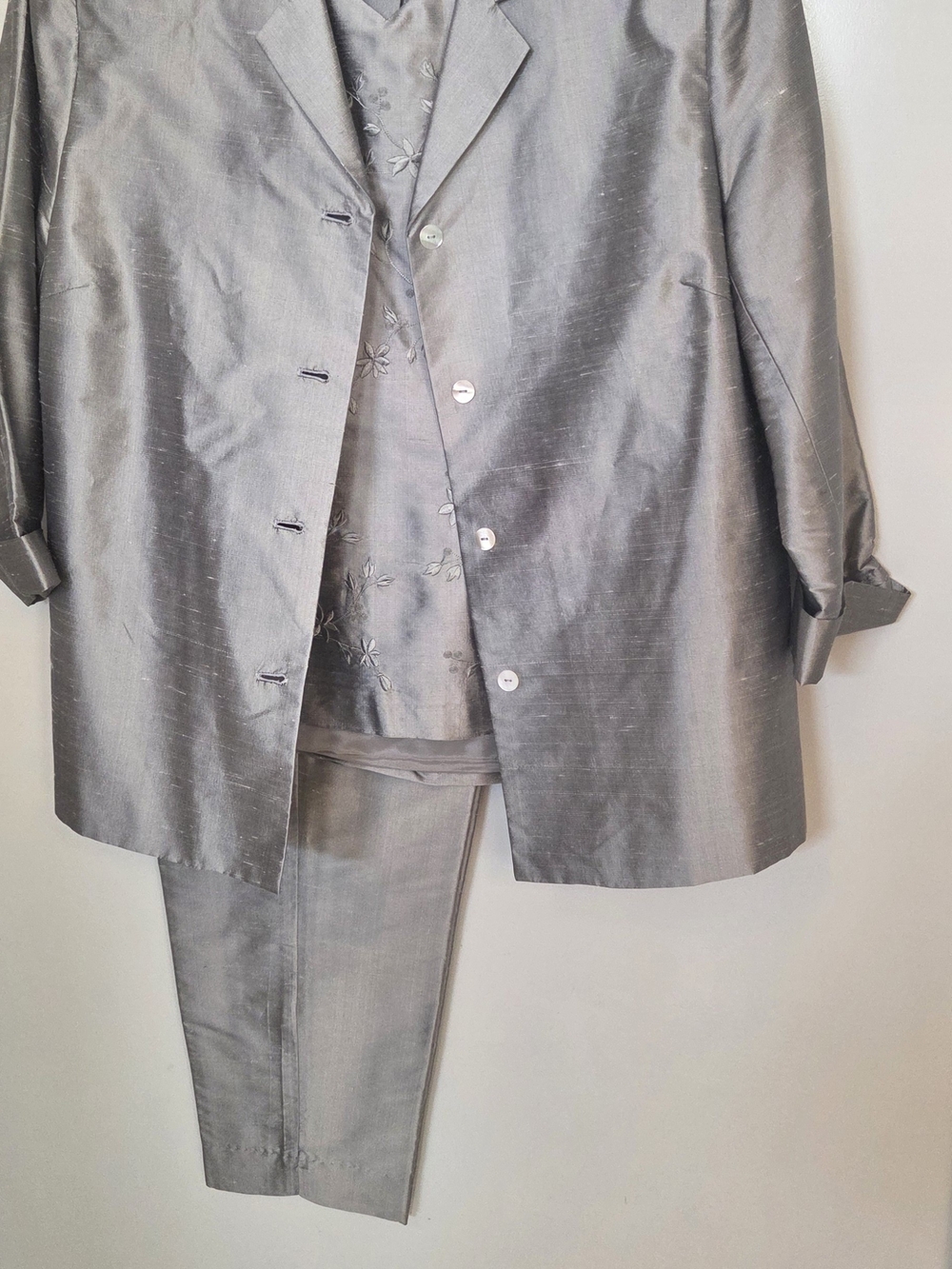 SilkLand Gray Women’s Pantsuit with Subtle Sheen
